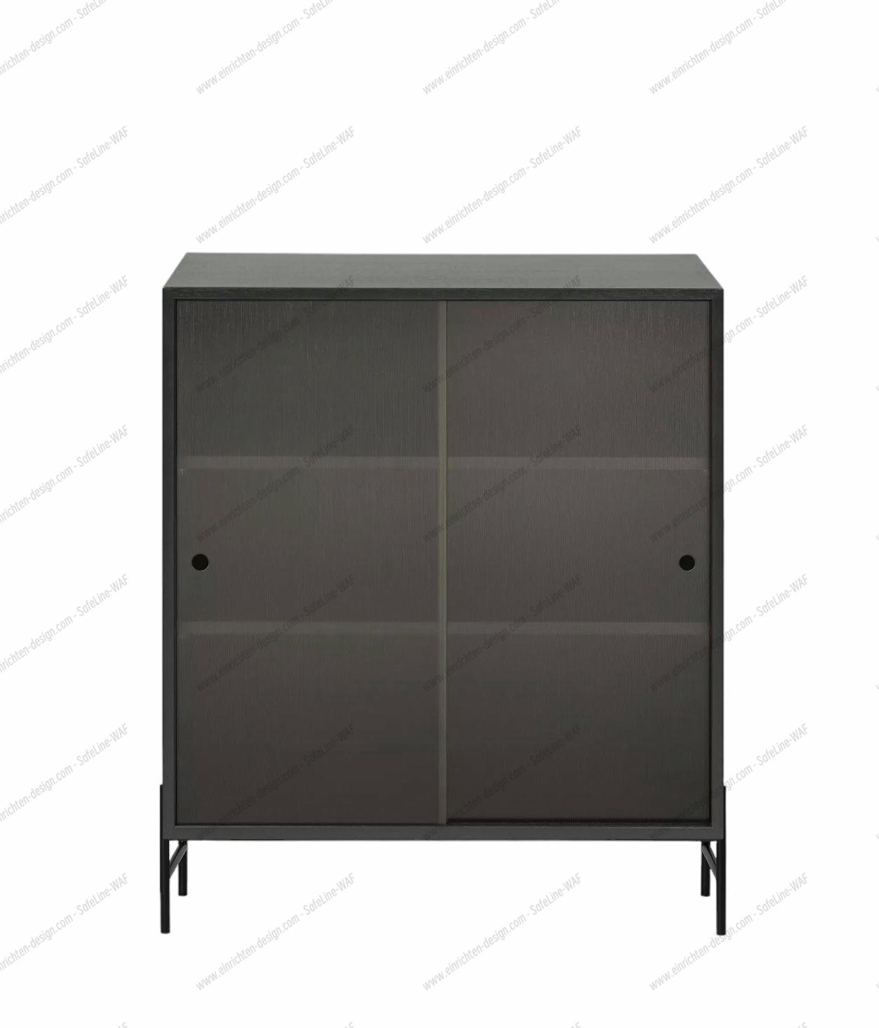 Hifive Glasvitrine Low B75cm Eiche schwarz Northern: Moderne Vitrine mit Glasschiebetüren und schwarzen Metallbeinen.
