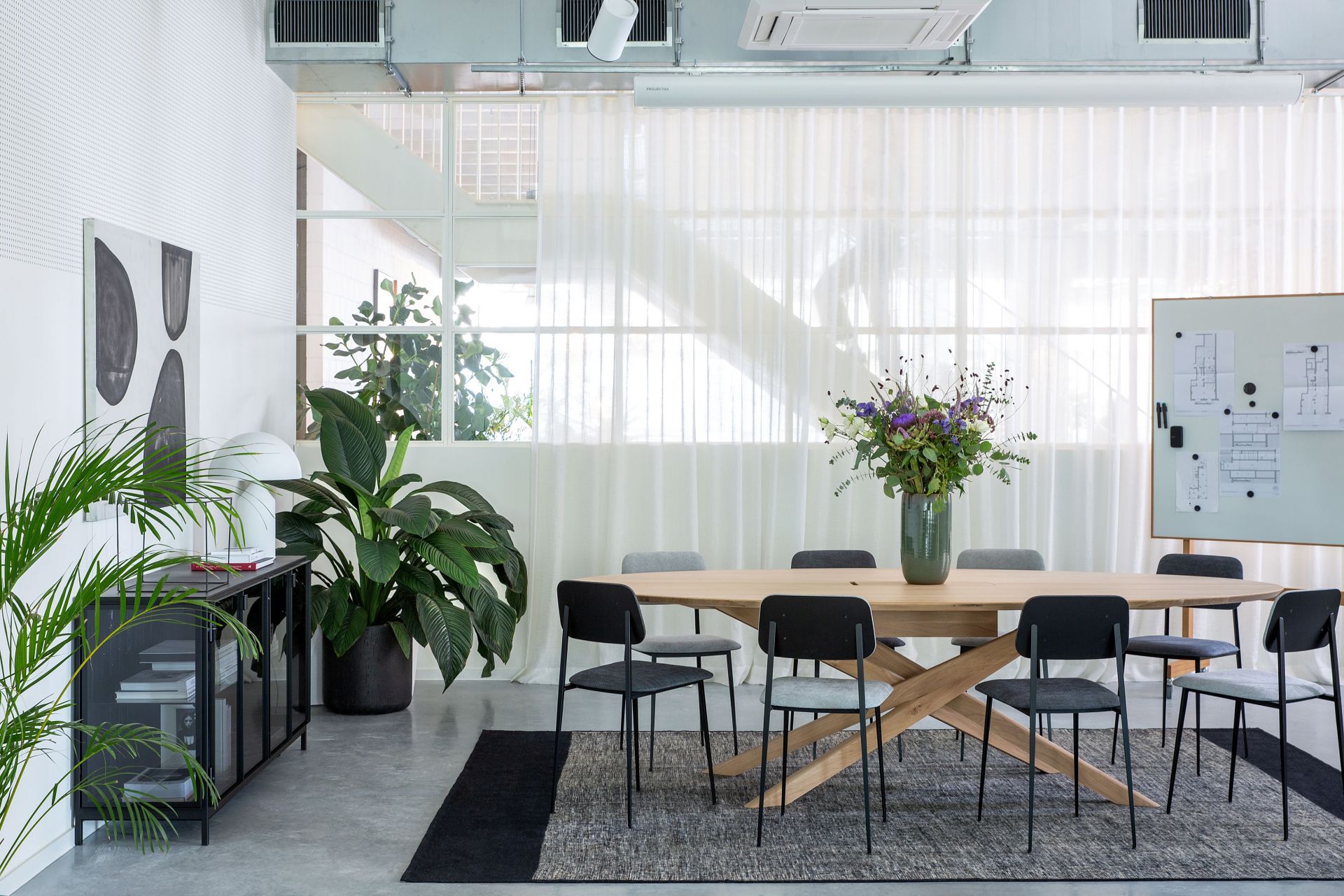 Mikado Meetingtisch aus Eiche von Ethnicraft in modernem Büro mit Stühlen und Dekoration.