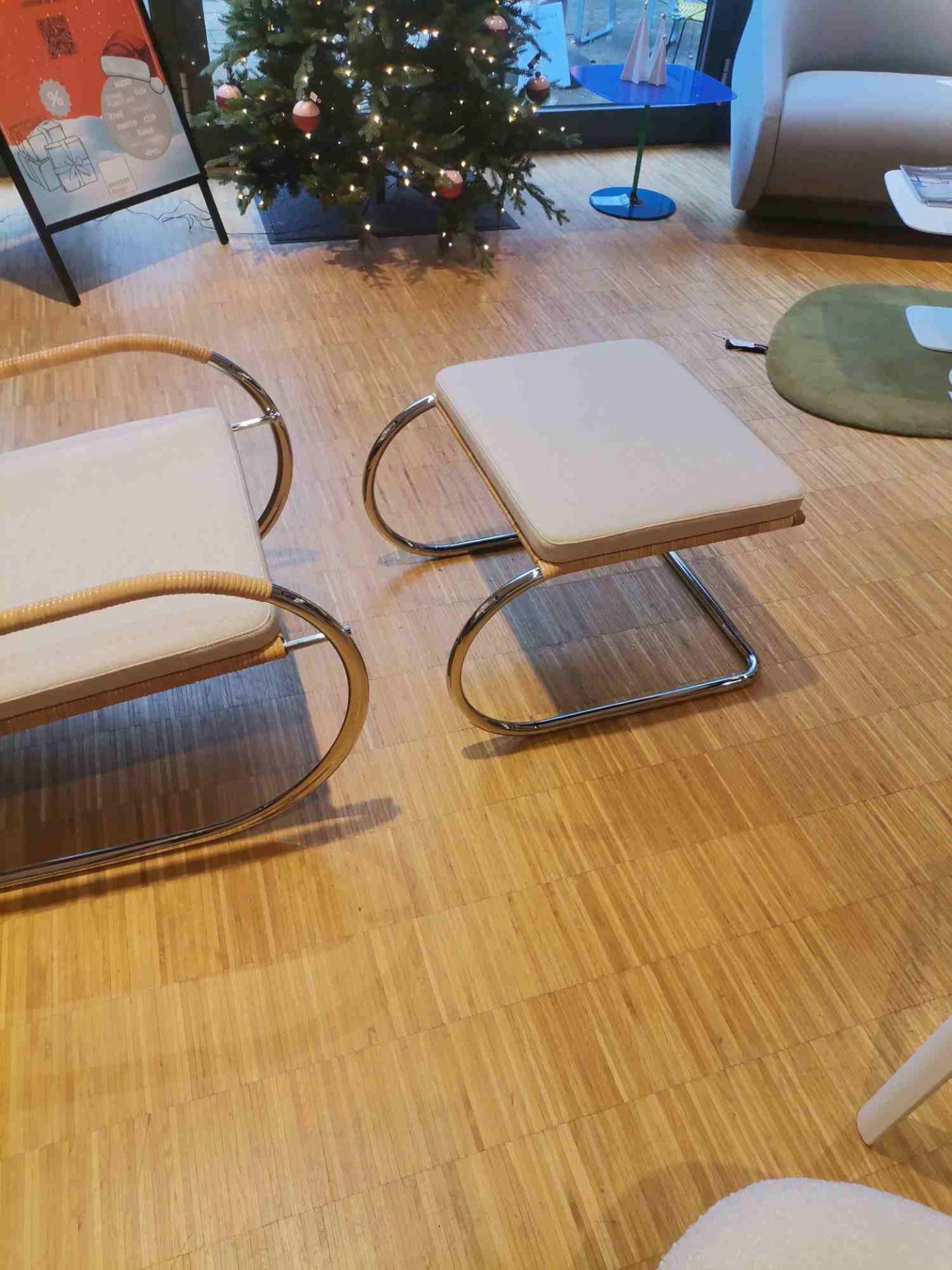 D35-1 Cantilever chair with stool NATURAL FABRIC / FABRIC II ARCO CALLA Tecta EXHIBITION PIECE