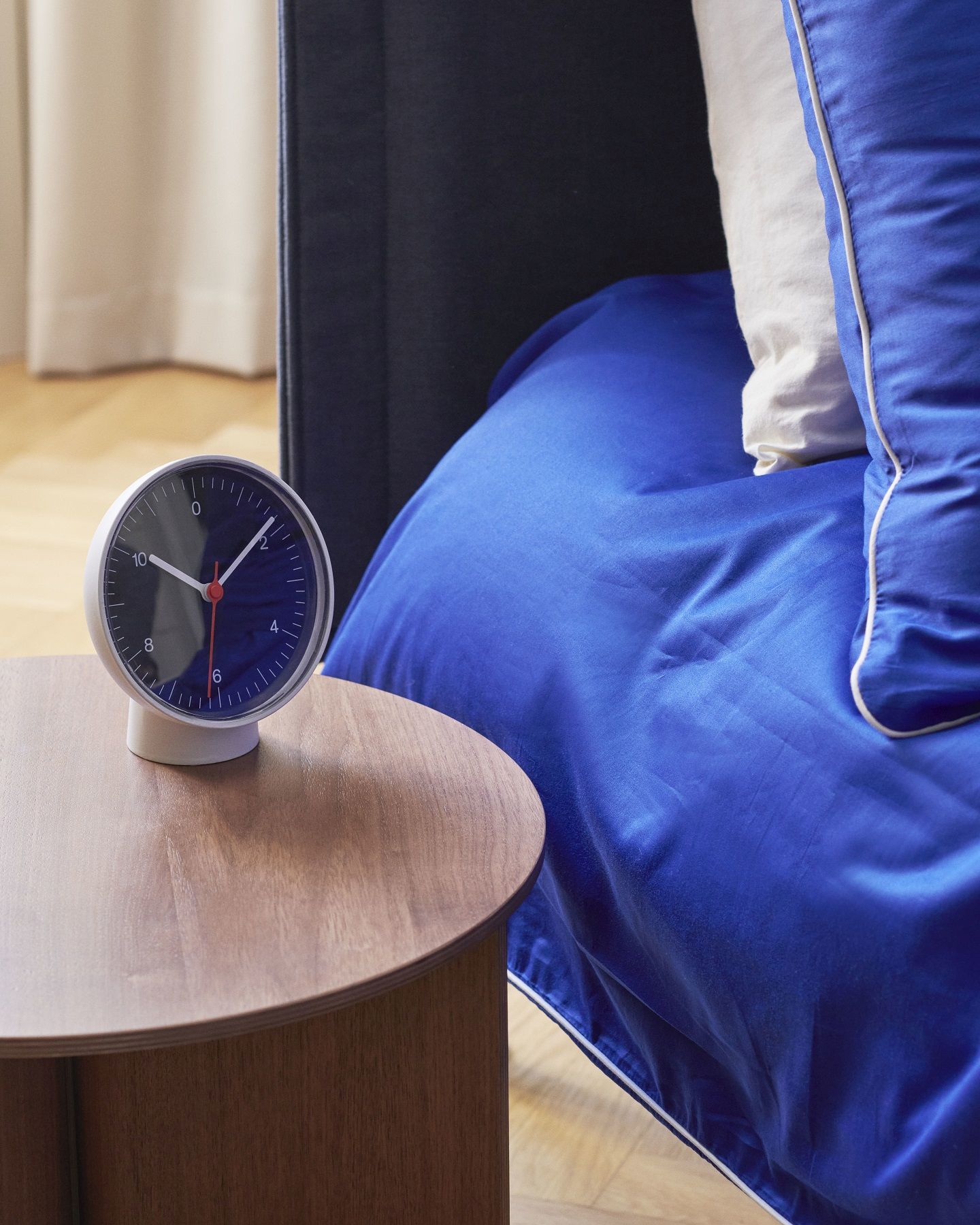 Table Clock Dual-function table clock / wall clock Hay