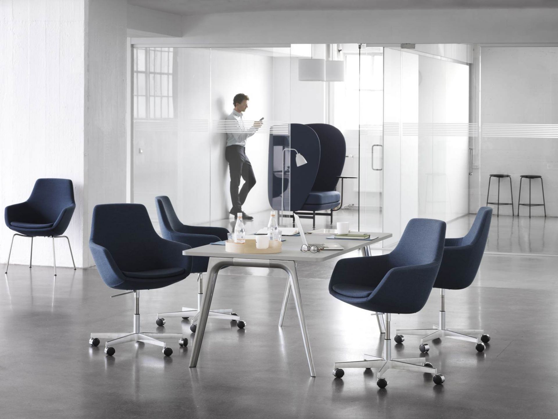 Little Giraffe Swivel Chair 3211 Fixed Cover Fritz Hansen  