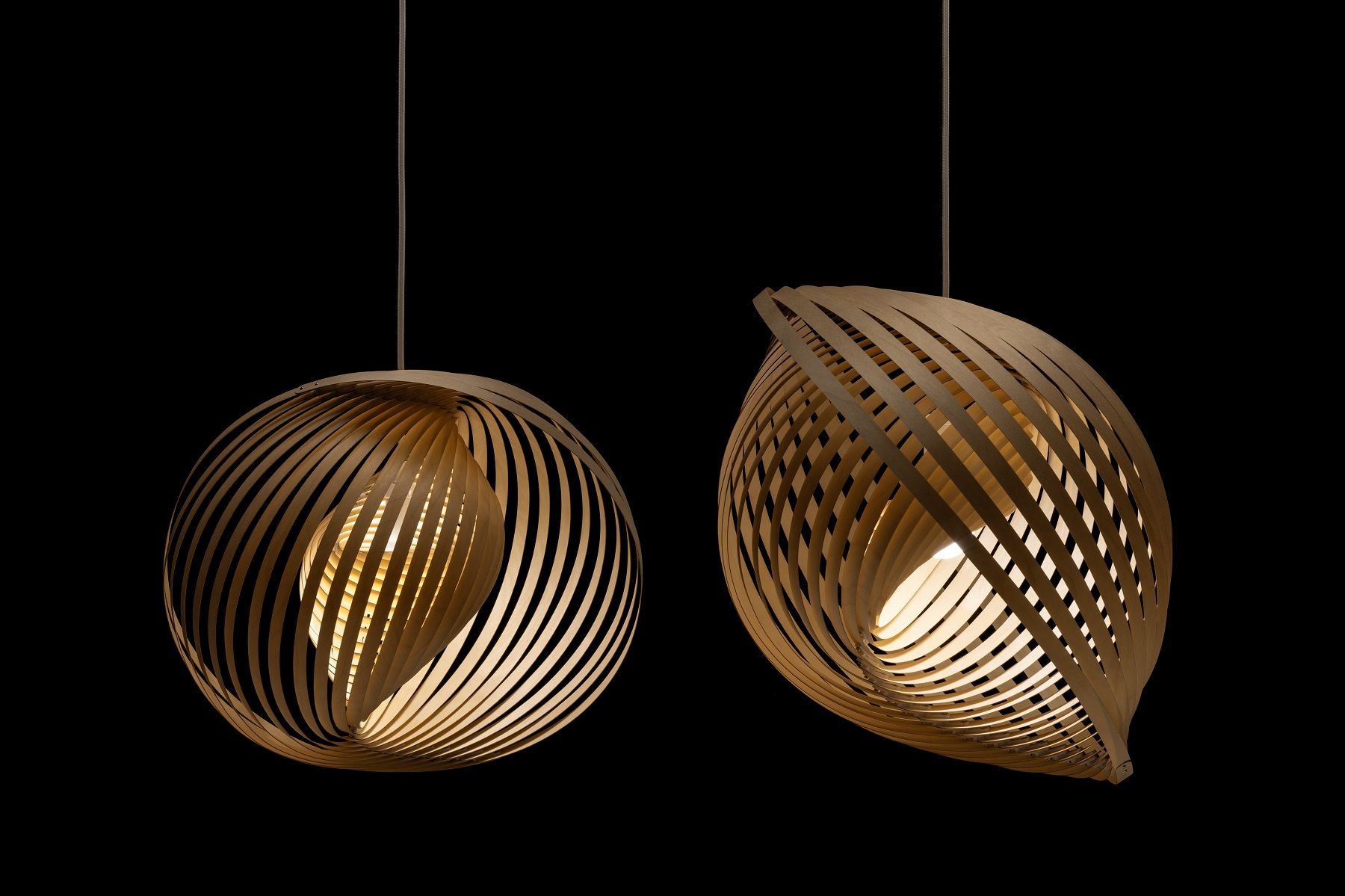 Zwei Secto Design Adilo Pendelleuchten aus hellem Holz, modernes Design für Wohnzimmer und Essbereich.