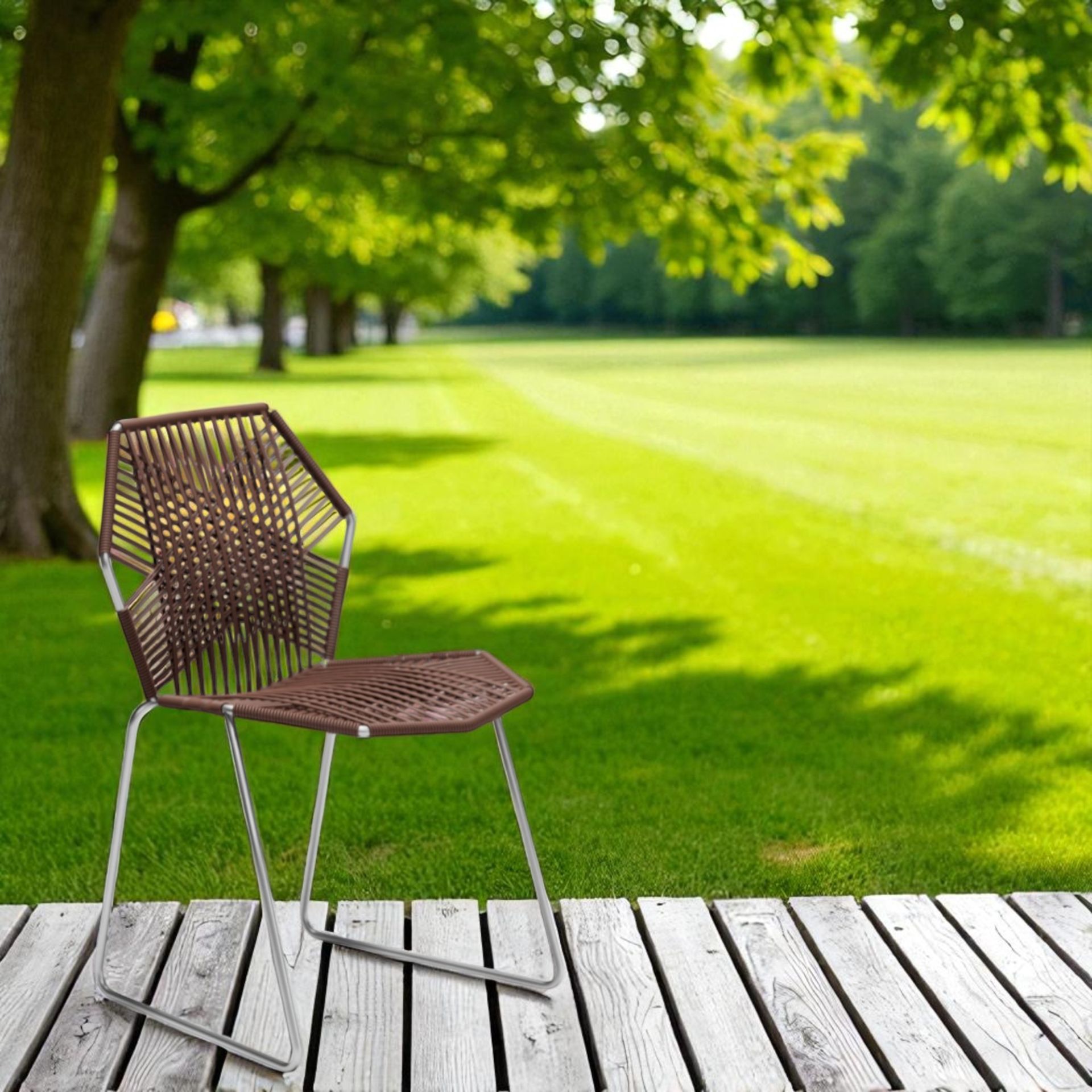 Tropicalia Outdoor Stuhl von Moroso, braunes Geflecht, Stahlbeine, auf Holzterrasse vor grüner Rasenfläche.