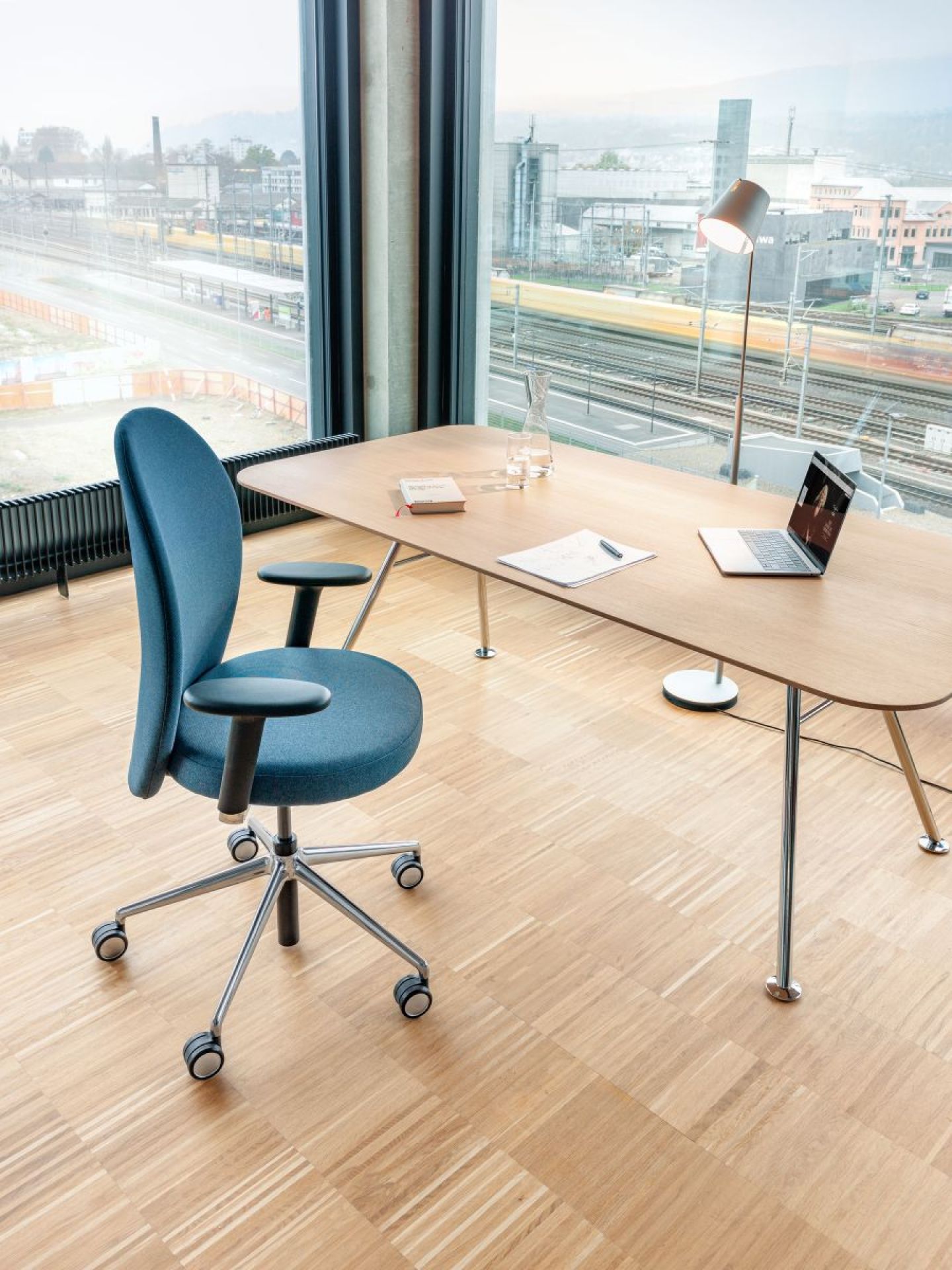 Akio Steel Table Girsberger
