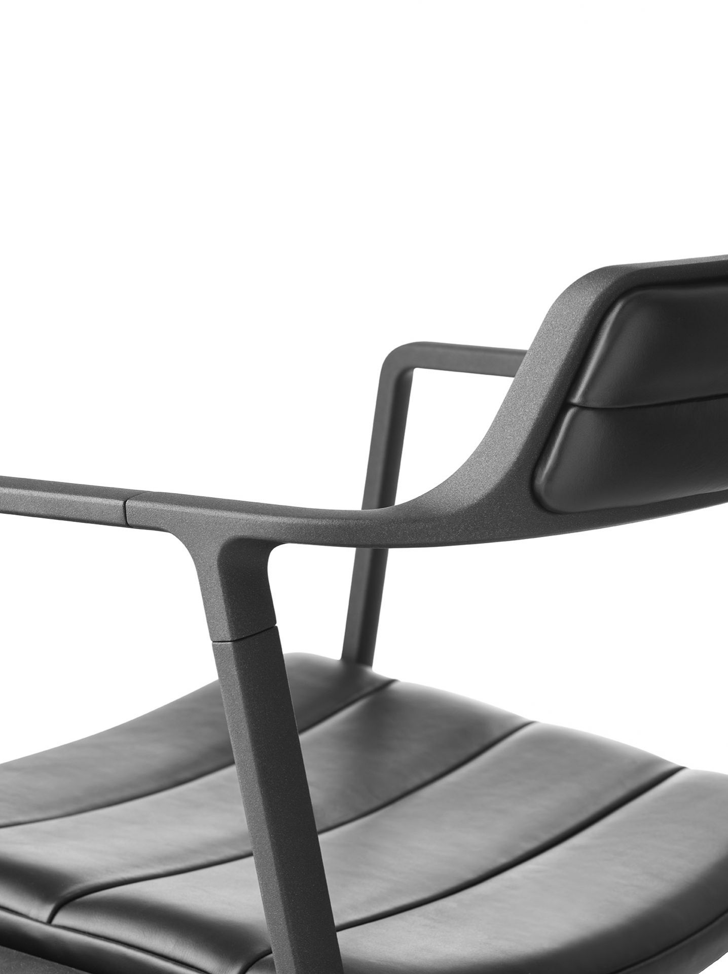 VIPP452 Swivel Chair with Gliders black leather/black frame Vipp VIPP452 Swivel Chair with Gliders black leather/black frame Vipp