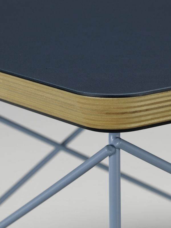 Detailaufnahme vom Vitra LTR Occasional Table Beistelltisch in Rauchblau mit Linoleum-Tischplatte und Stahlgestell.