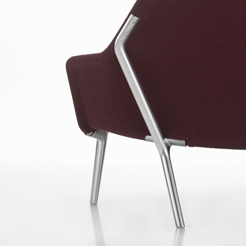 Detailaufnahme des Slow Sofa von Vitra mit bordeauxrotem Stoffbezug und silberfarbenem Metallgestell.