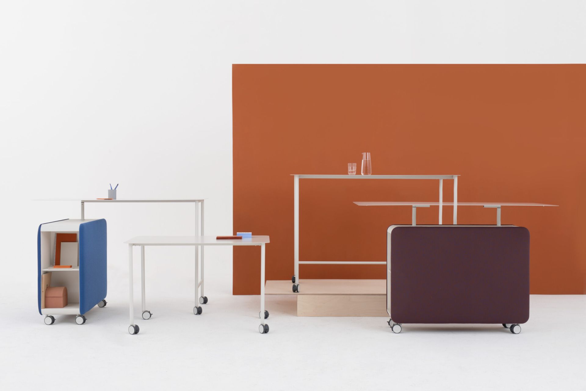 Cascando Pillow Space Akustik-Raumteiler in verschiedenen Farben und Konfigurationen, ideal für moderne Büros und flexible Arbeitsbereiche.