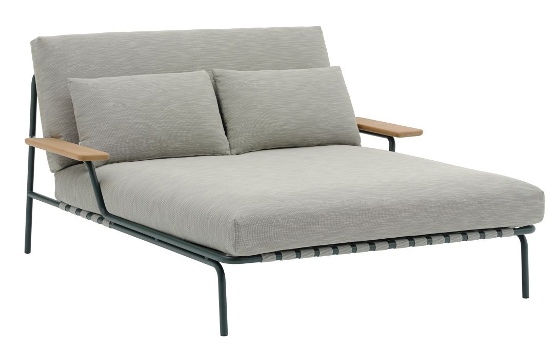 Muuto Settle Lounge Bed Outdoor Liege mit grauer Polsterung und zwei Kissen auf weißem Hintergrund.