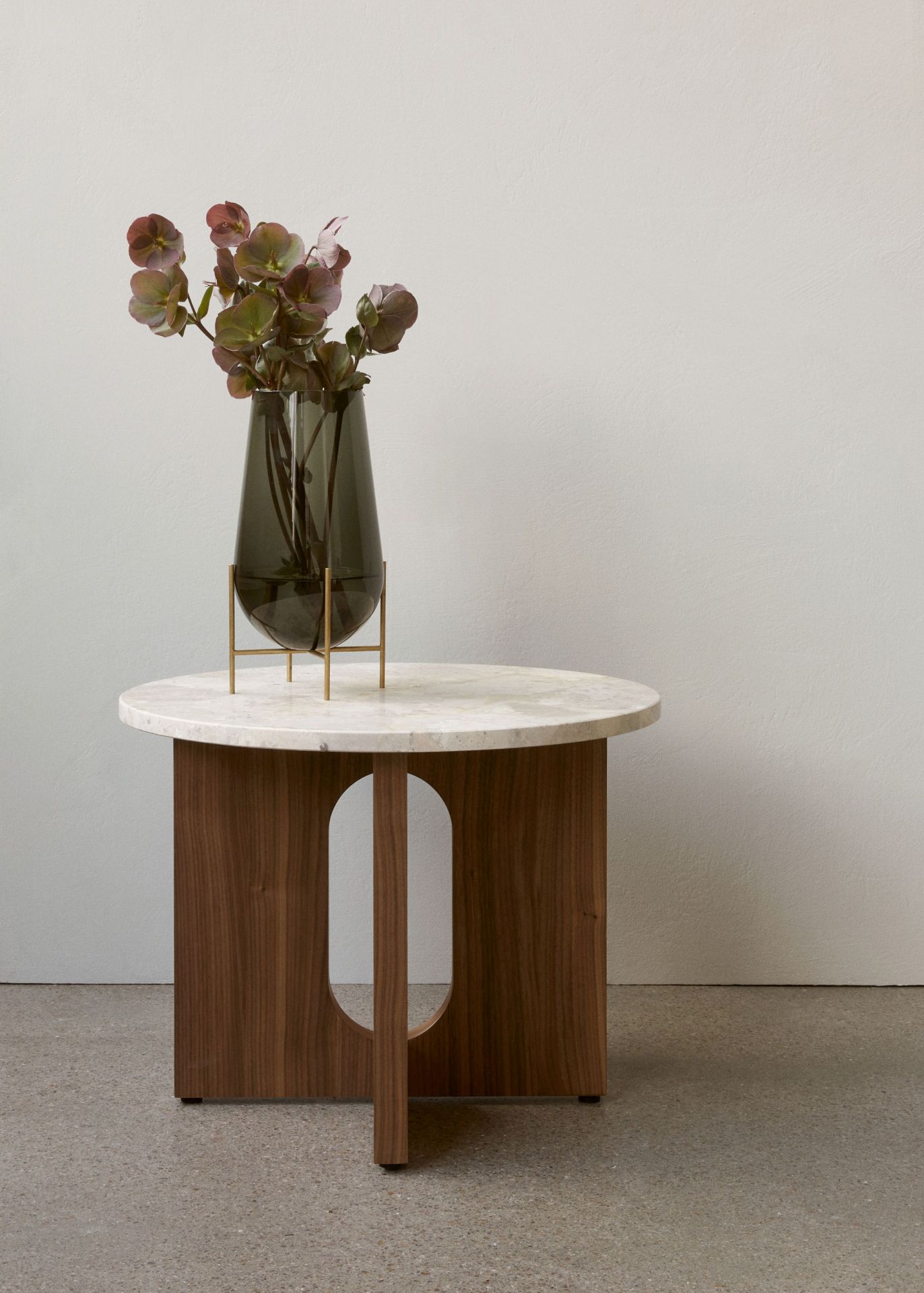 Androgyne Beistelltisch von Audo mit Marmorplatte und Holzfuß, darauf eine graue Blumenvase.