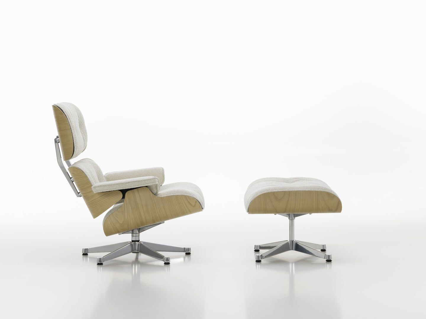 Eames Lounge Chair mit Ottoman in hellem Holz und Stoffbezug, Designklassiker von Vitra.