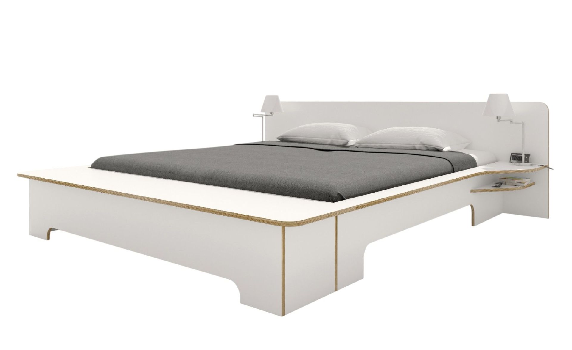 Plane Doppelbett von Müller Möbelwerkstätten in Weiß mit Nachttisch und Leselampen.