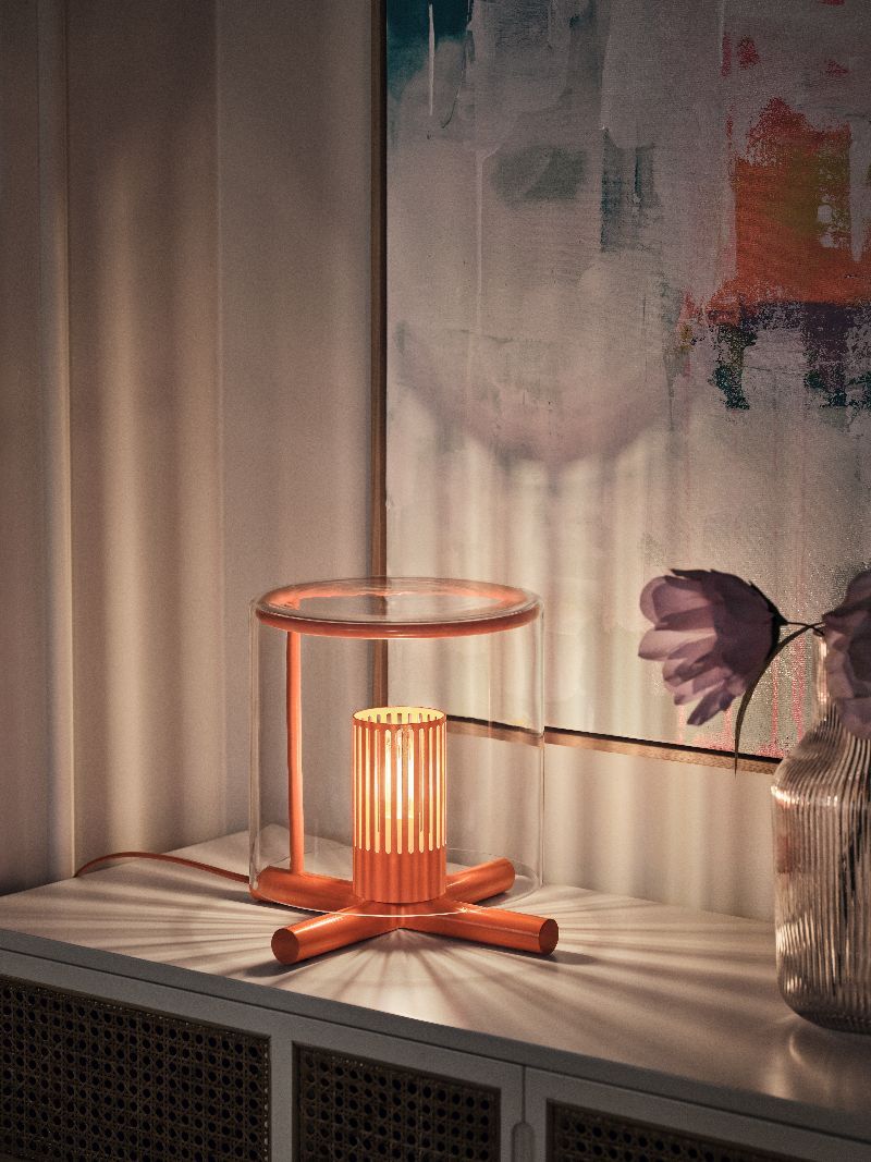 Fireplace Lamp Tischleuchte von Design House Stockholm, moderne Wohnzimmerlampe in Orange mit Glas.
