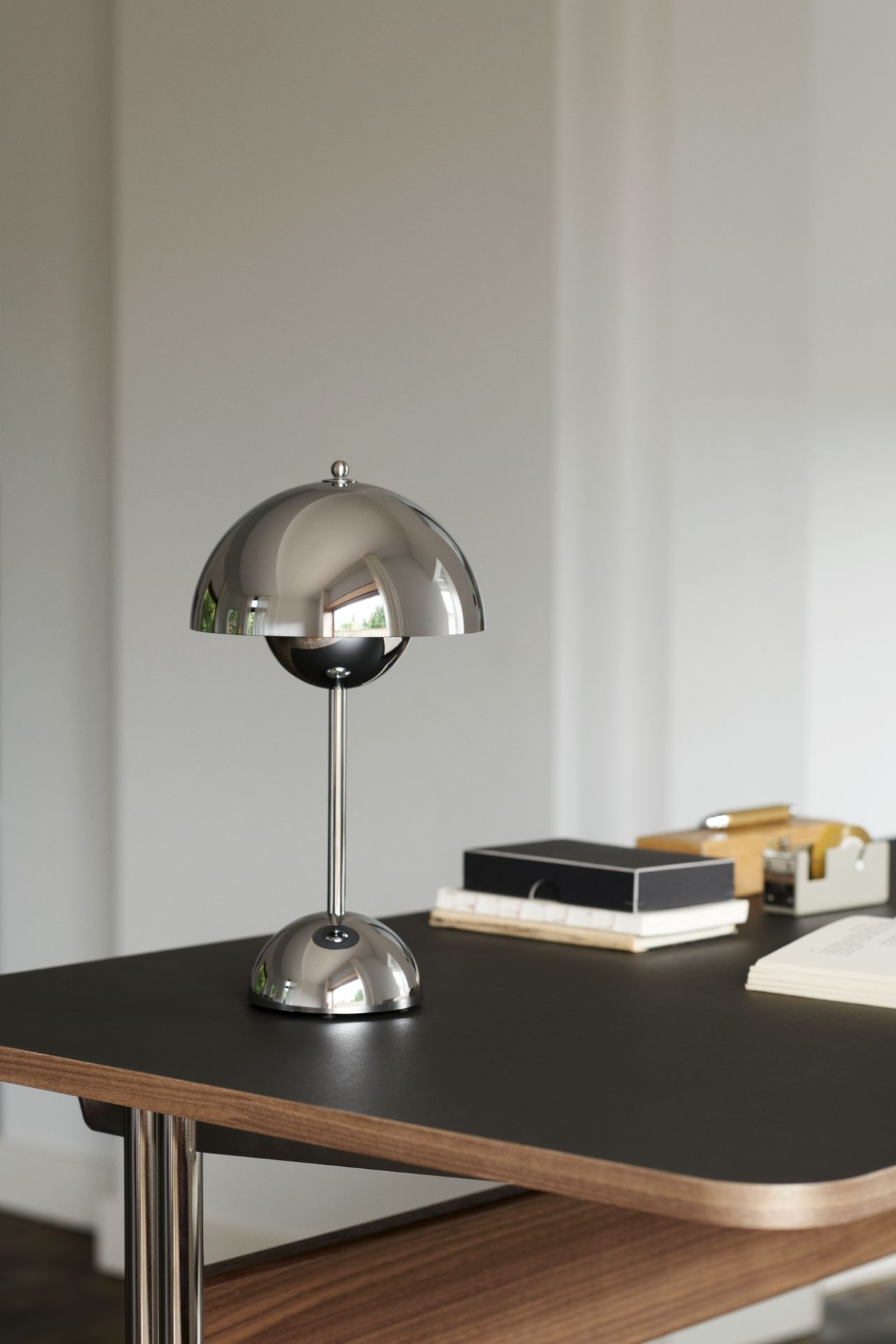 Flowerpot VP9 Portable Battery lamp / Table lamp with USB AndTradition Chrome