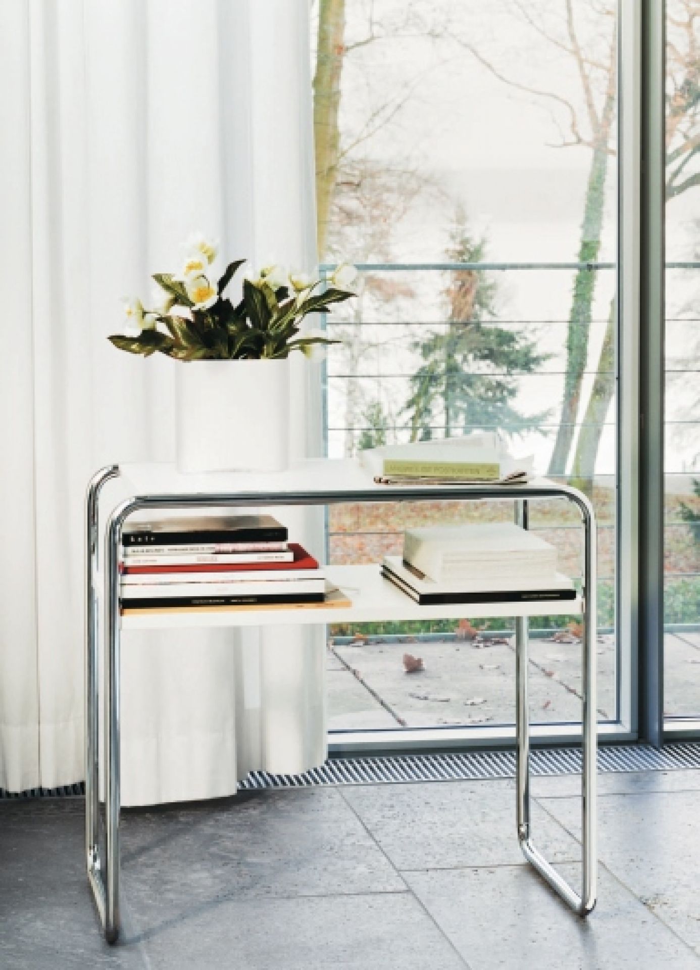 B 9 d/1 side table with shelf Thonet
