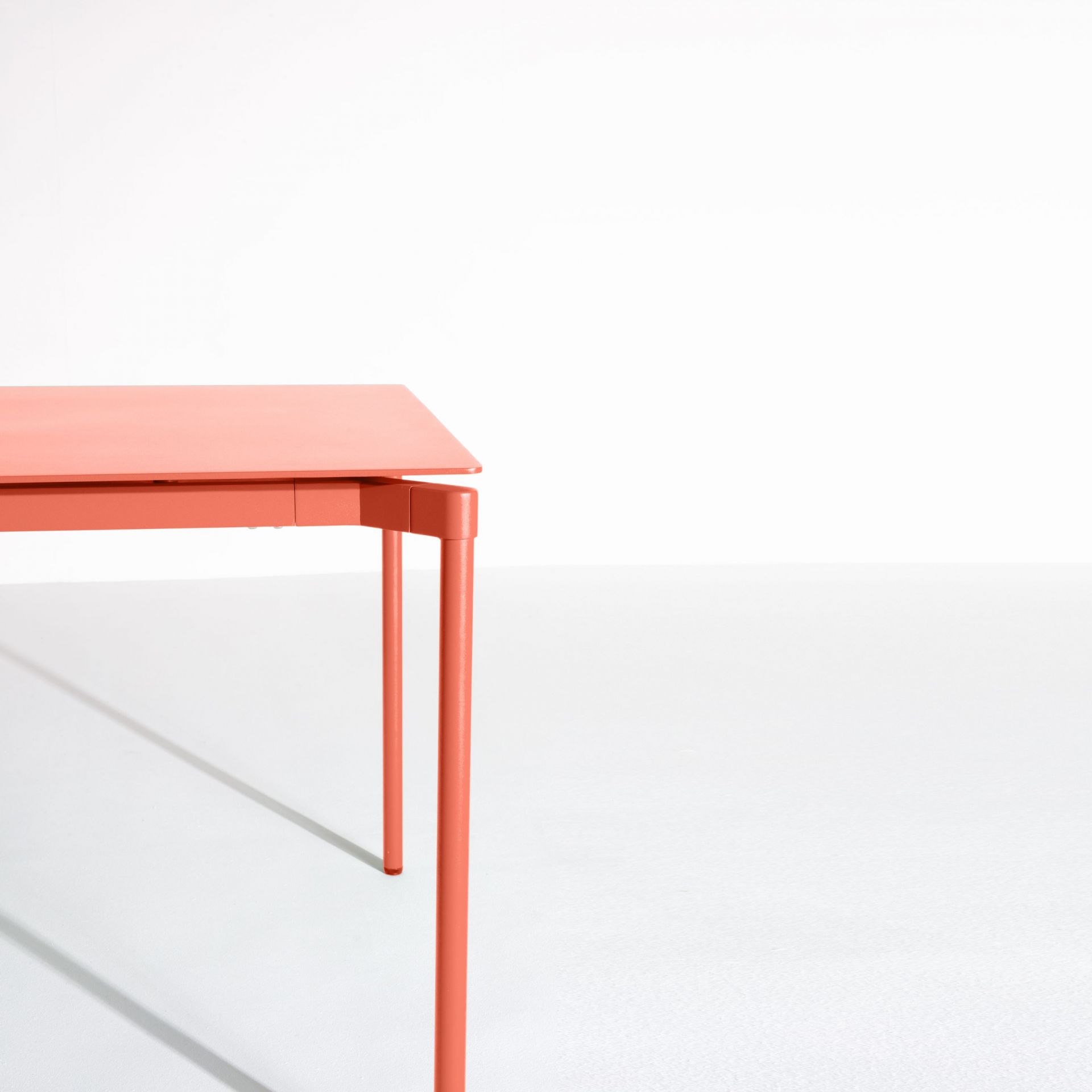 Korallfarbener Fromme Esstisch von Petite Friture: Rechteckiger Tisch mit minimalistischem Design und filigranen Beinen.