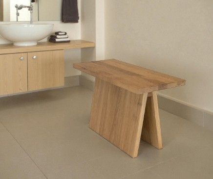 e15 Bank EK03 aus geöltem Eichenholz im Badezimmer, minimalistisches Design, natürliche Holzmaserung, hochwertige Verarbeitung.