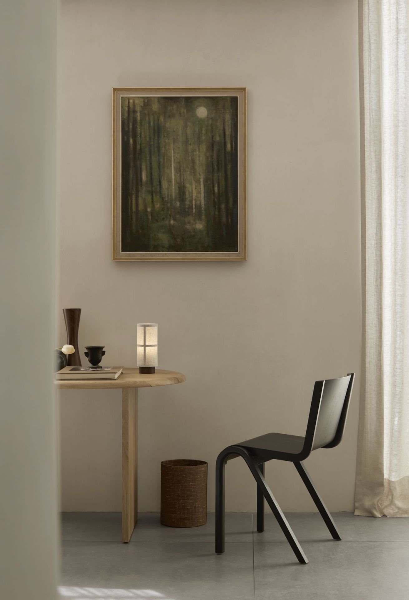 Nahaufnahme der Audo Copenhagen Hashira Akkuleuchte auf einem Holztisch, stimmungsvolle Beleuchtung im Interieur.