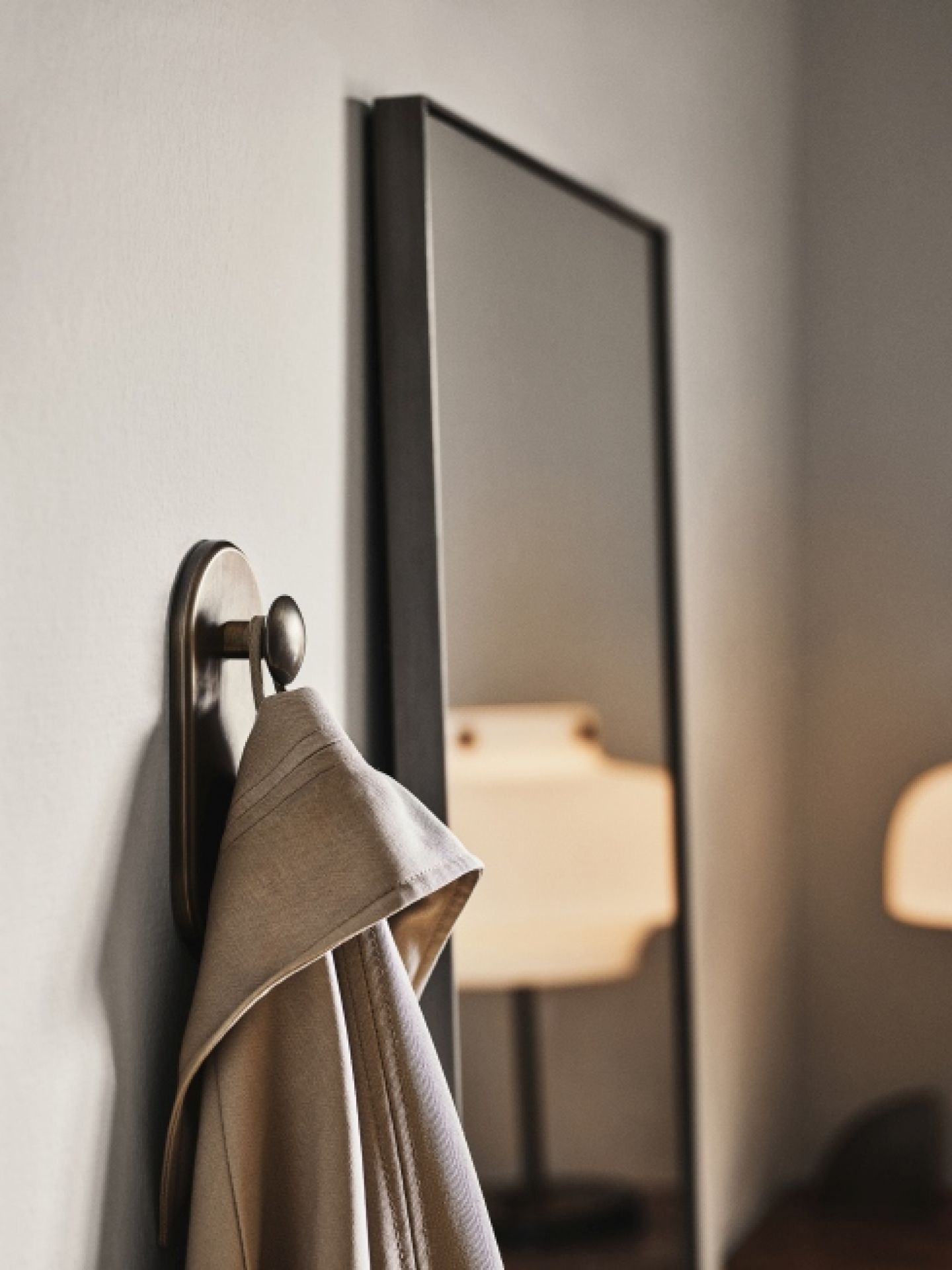 Amore Mirror H 190 cm AndTradition