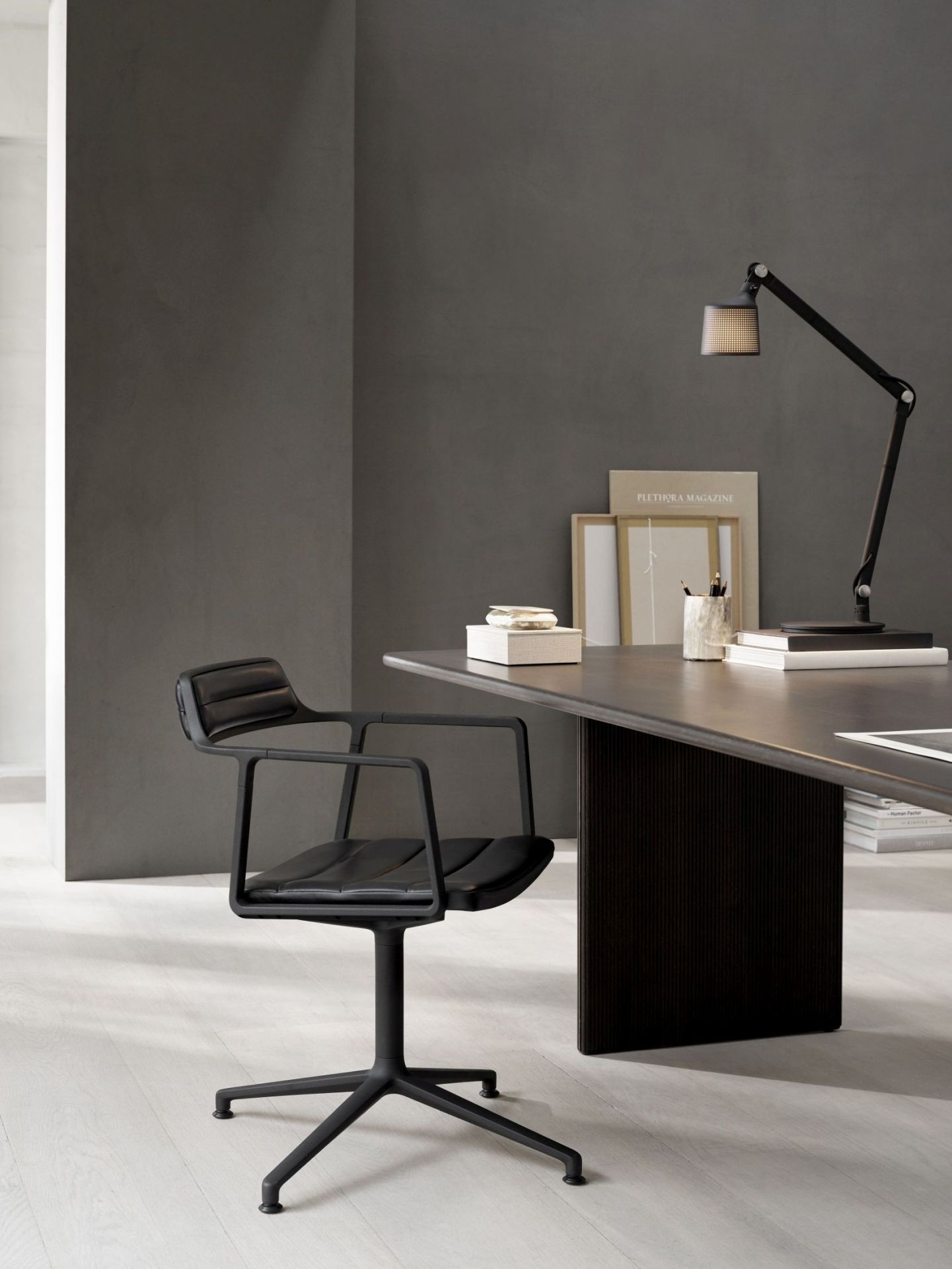 VIPP452 Swivel Chair with Gliders black leather/black frame Vipp VIPP452 Swivel Chair with Gliders black leather/black frame Vipp