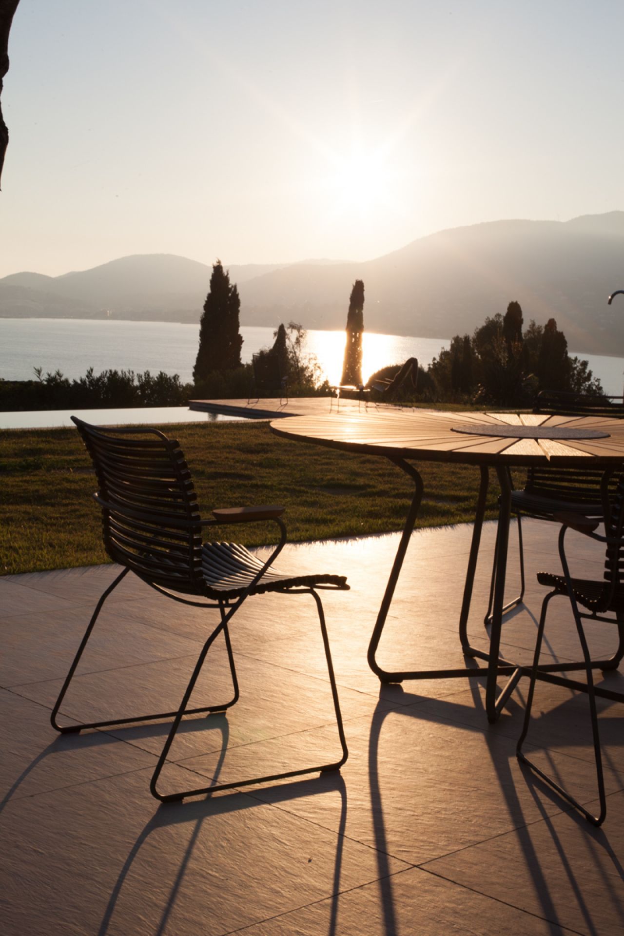 Circle Outdoor Table Houe