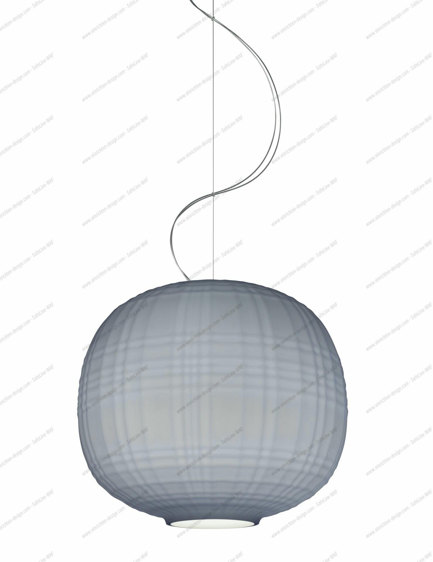 Nahaufnahme der grauen Foscarini Tartan Pendelleuchte mit Textur und filigranen Aufhängungsdrähten vor weißem Hintergrund.
