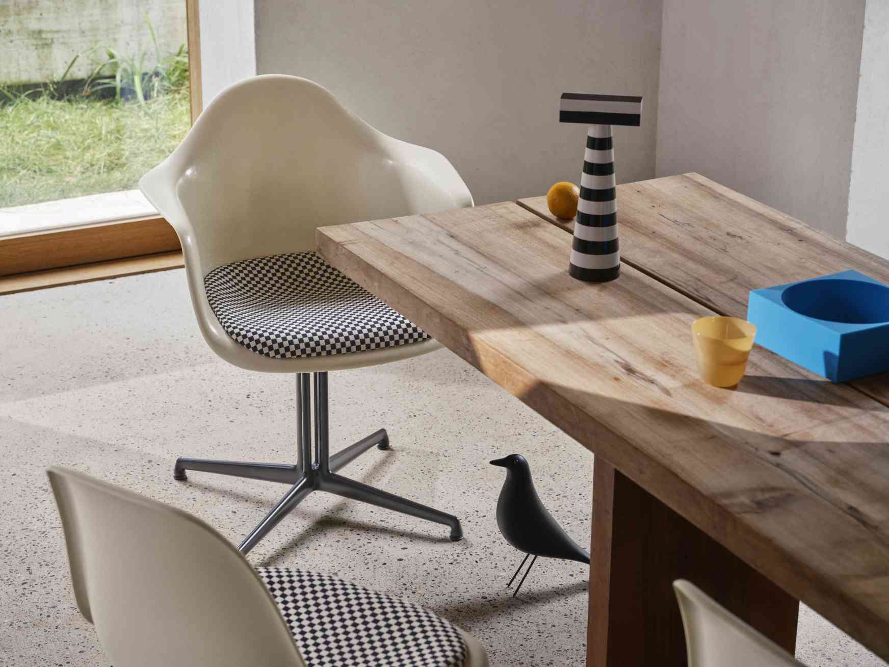 Eames House Bird Sculpture Ash black Vitra 