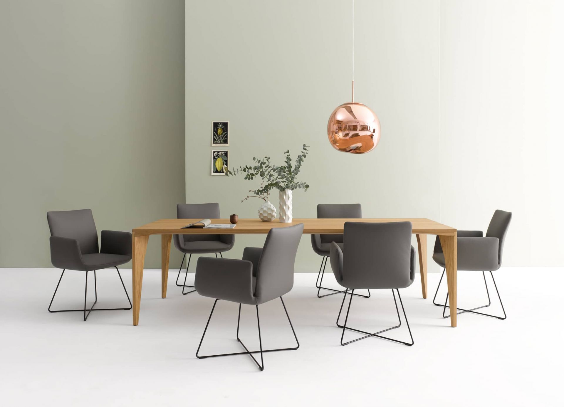 Jalis chair with wire rack Cor