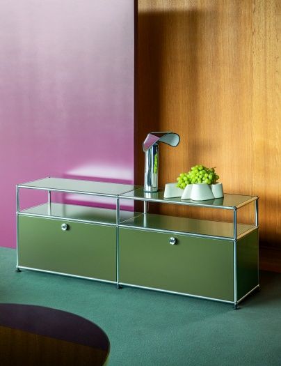 USM Haller Lowboard in Olivgrün mit zwei Klapptüren, modernes Designmöbel für Wohnzimmer und Büro.