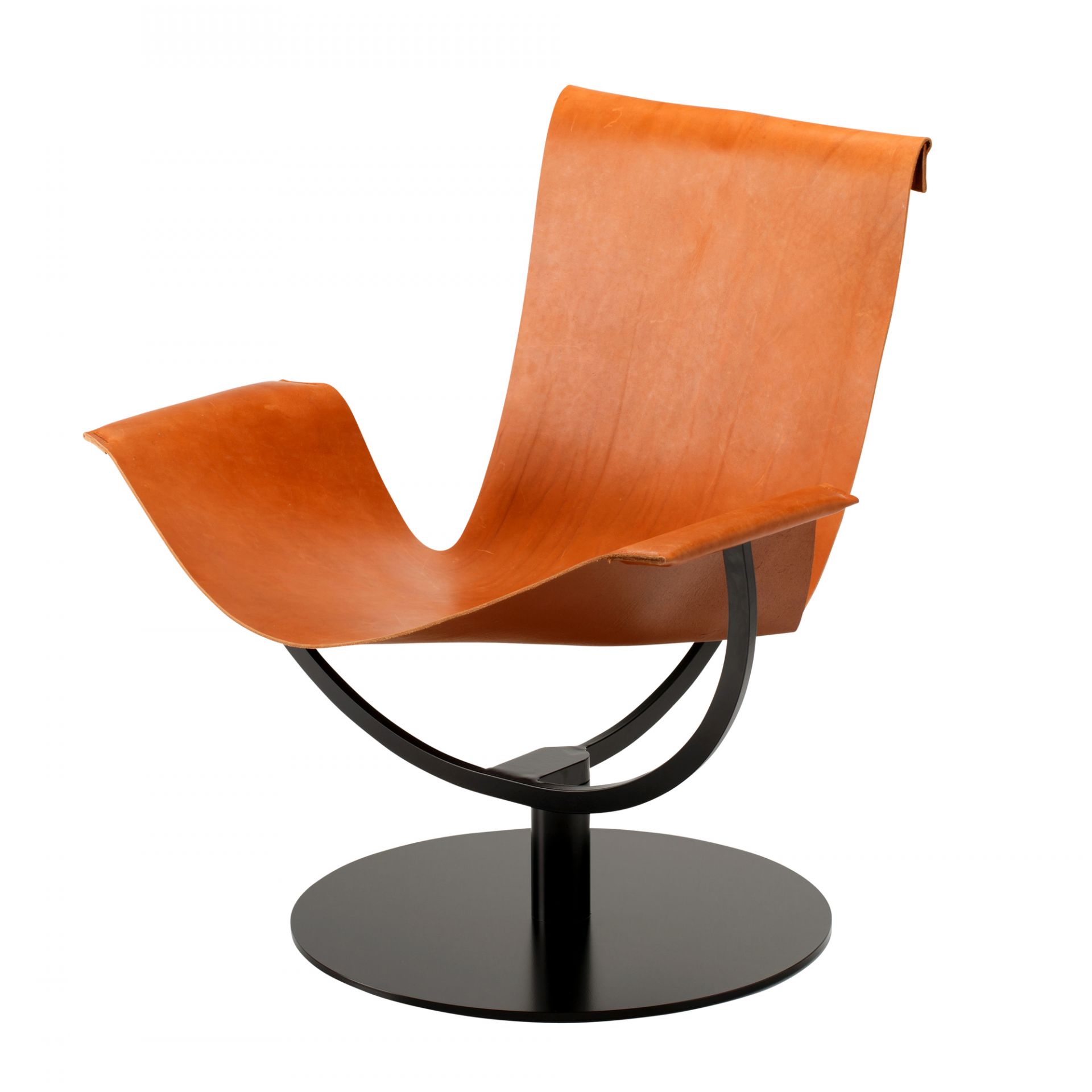 Arch Chair Sessel aus Kernleder in Cognac mit schwarzem Metallfuß, modernes Möbeldesign.