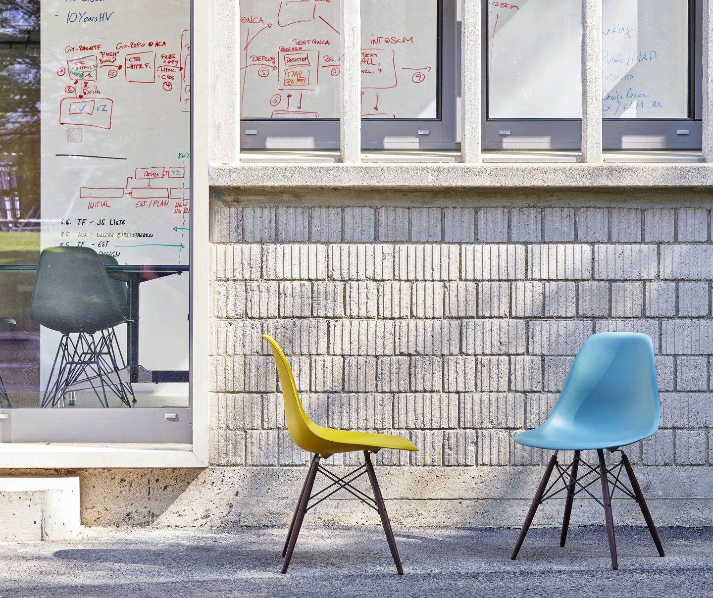 Eames Fiberglass Chair DSW Chair Vitra 