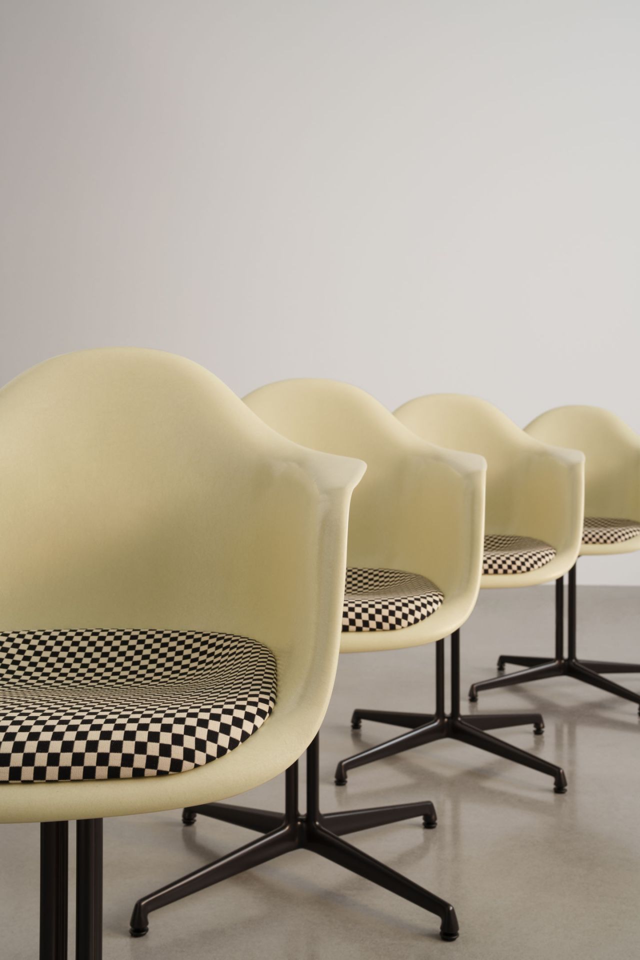 Eames Plastic Arm Chair DAL with seat cushion Vitra