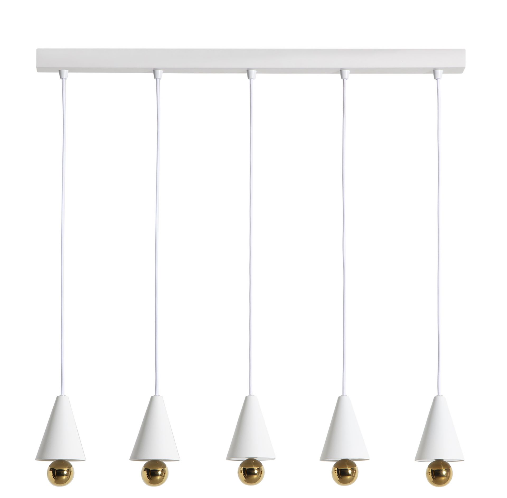 Weiße Cherry Pendelleuchte 5-er Set Linear von Petite Friture mit goldenen Kugeln.