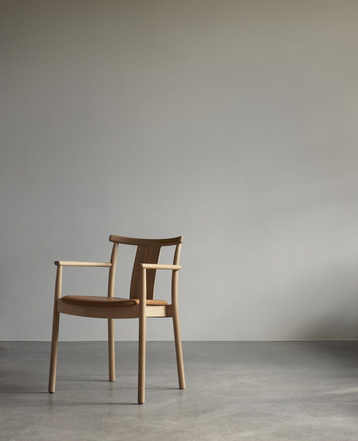 Merkur Dining Chair von Audo Copenhagen, Esszimmerstuhl aus hellem Holz mit Armlehnen und Ledersitz.