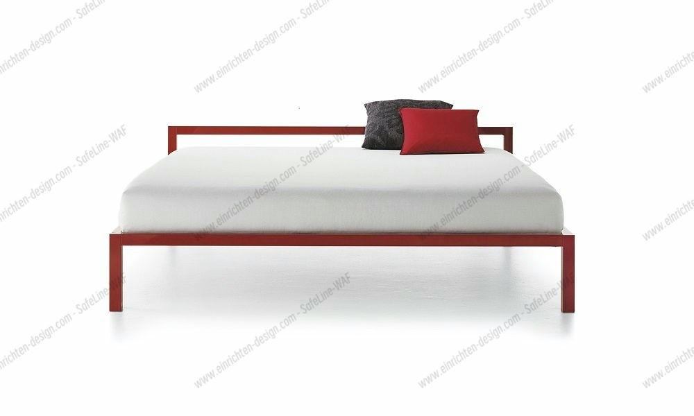 Rotes Aluminium Bett von MDF Italia mit glänzender Oberfläche und zwei Kissen.