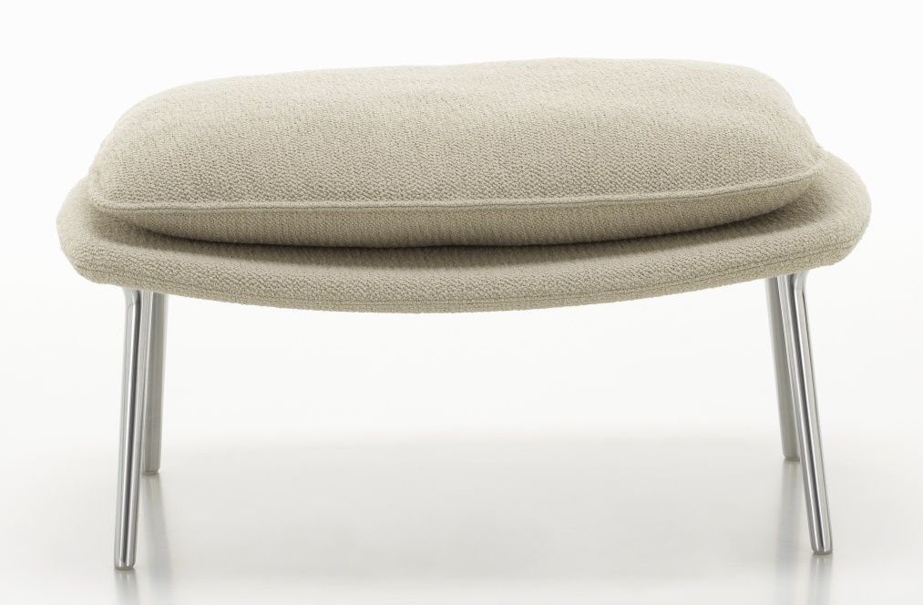 Vitra Slow Chair Ottoman mit beigem Stoffbezug und vier silbernen Metallfüßen vor weißem Hintergrund.