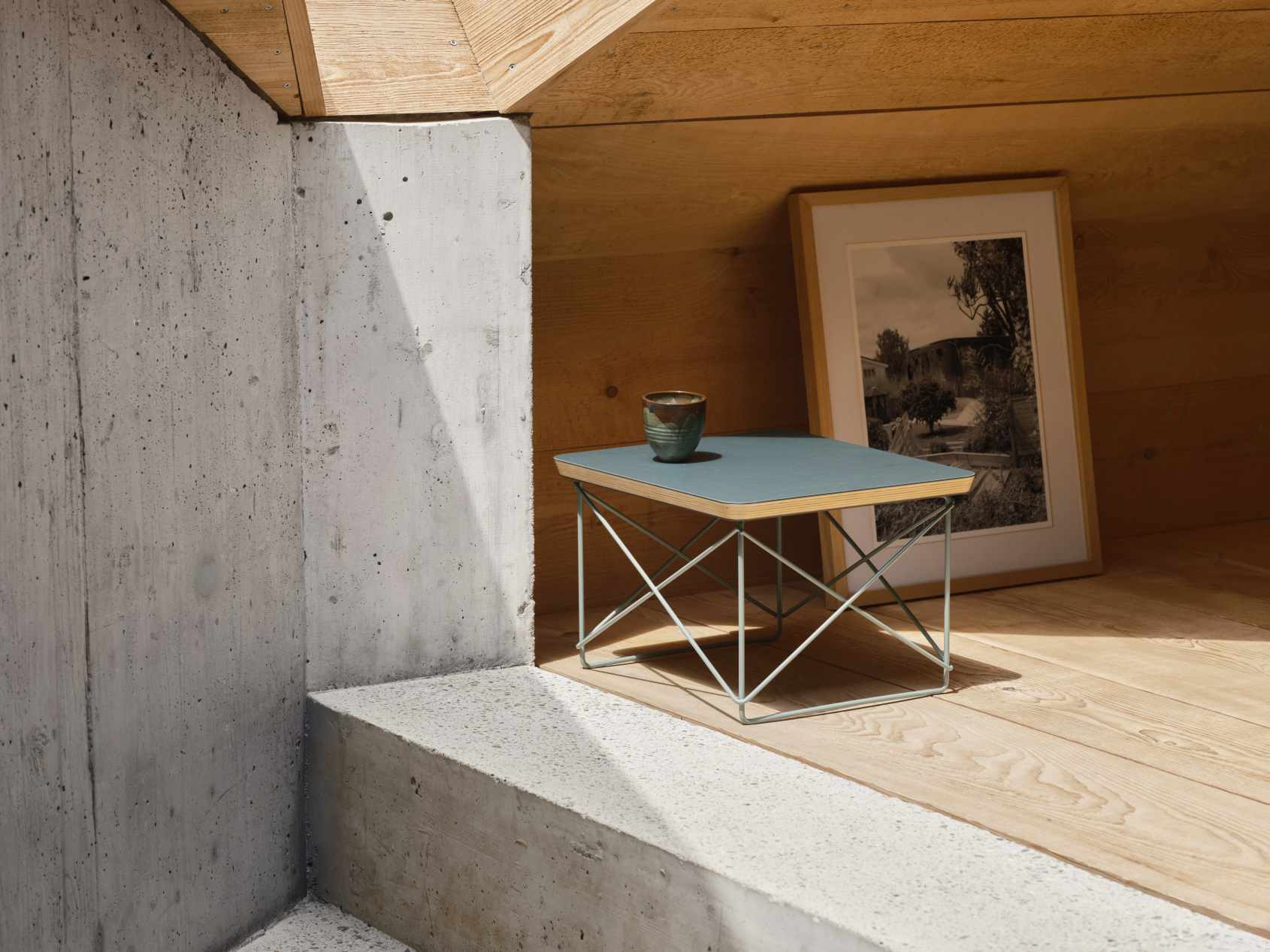 Vitra LTR Beistelltisch mit Linoleum-Tischplatte in Rauchblau und filigranem Drahtgestell, modernes Design für Wohnzimmer.