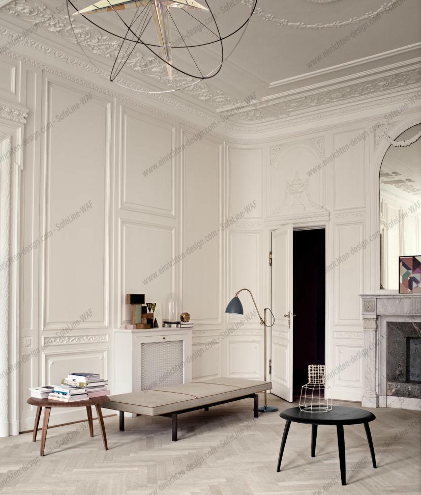 Bestlite BL3 Stehleuchte in Schwarz/Chrom von Gubi im eleganten Interieur, Design-Klassiker.