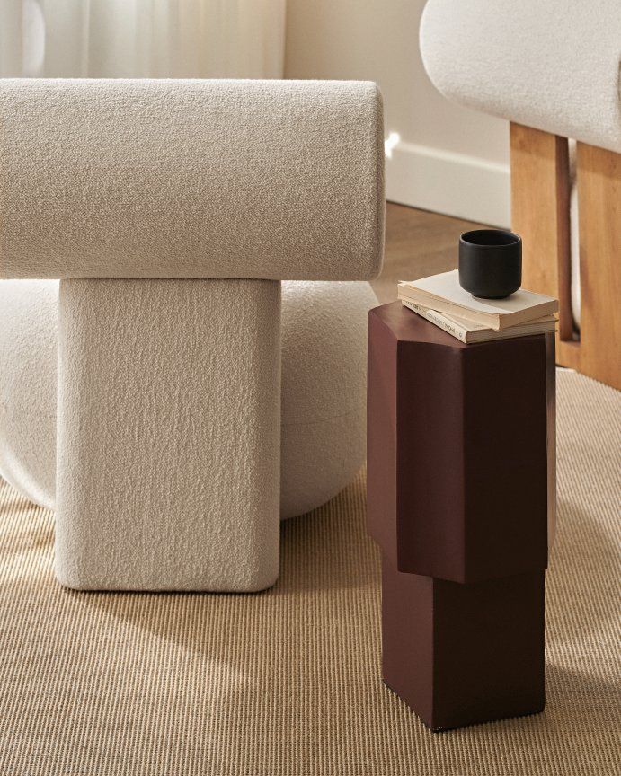Detailaufnahme: Moderner Hippo Lounge Chair Sessel NORR11 in Beige mit braunem Beistelltisch und Buch.