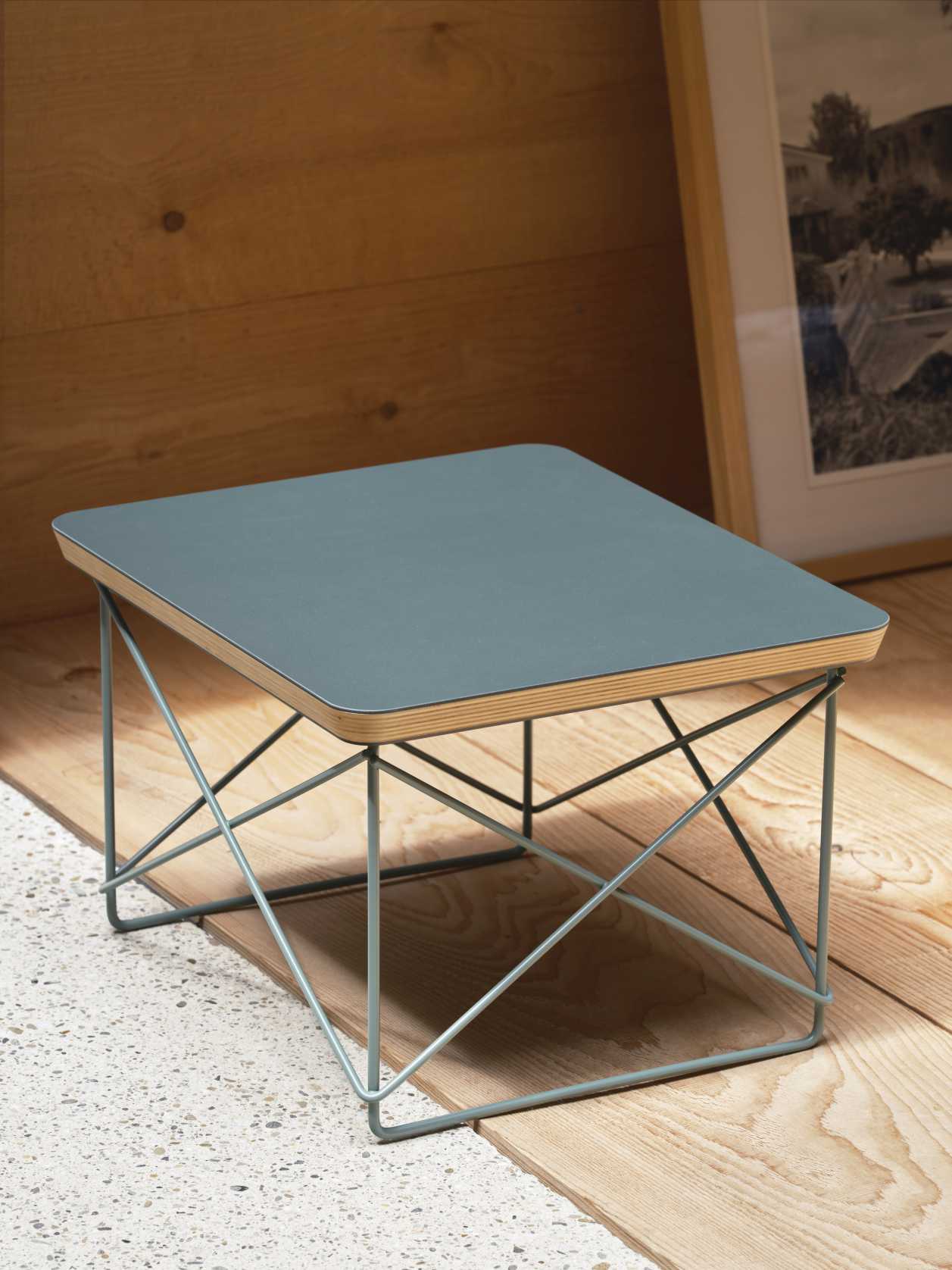 Vitra LTR Occasional Table Beistelltisch in Rauchblau mit Linoleum-Tischplatte und filigranem Stahlgestell.