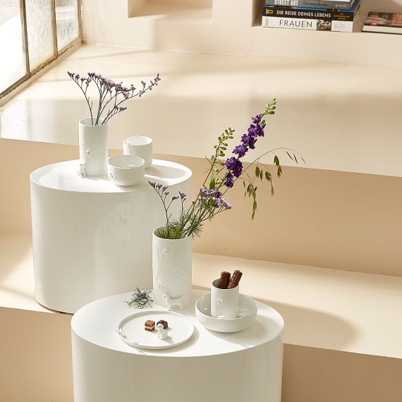 Vase dog standing wheels