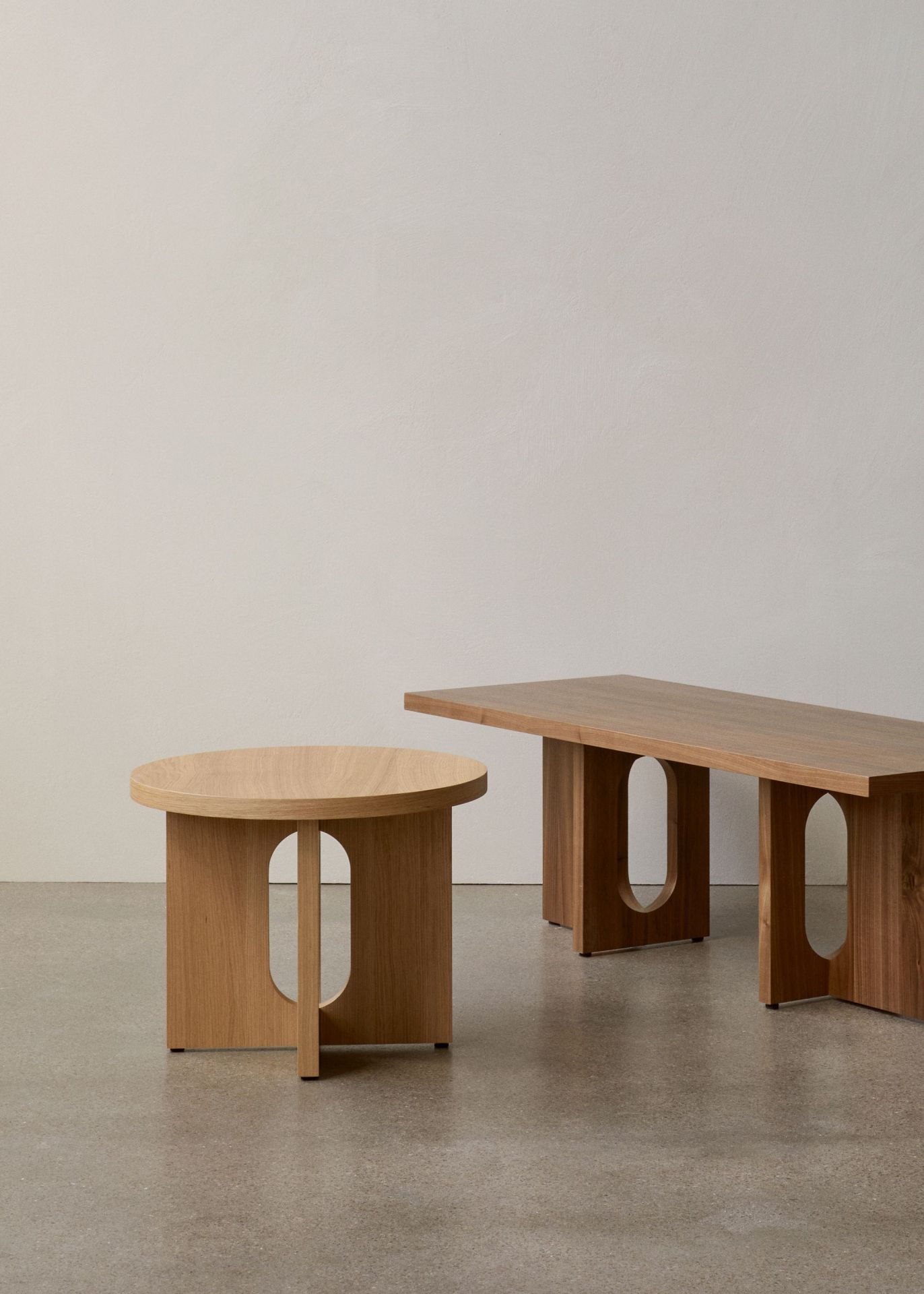 Androgyne Beistelltisch von Audo, runder Holztisch mit ovalen Aussparungen, minimalistisches Design für Wohnzimmer und Wartebereiche.