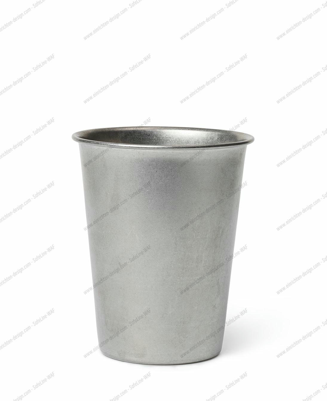 Ferm Living Tumbled Cup: Silberne Campingtasse / Picknicktasse aus Edelstahl, ideal für Outdoor-Abenteuer.