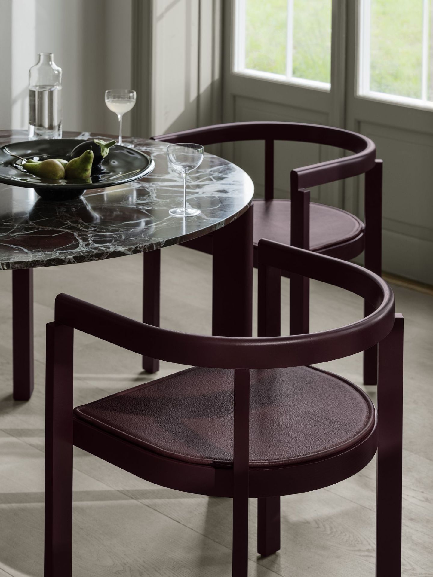 After Dinning Esstisch von Fritz Hansen mit Marmorplatte und zwei passenden Stühlen in dunklem Rot.