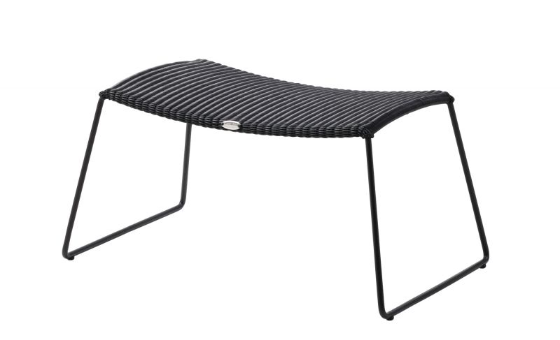 Schwarzer Cane-Line Breeze Hocker für den Außenbereich, geflochtene Sitzfläche und filigrane Metallbeine.
