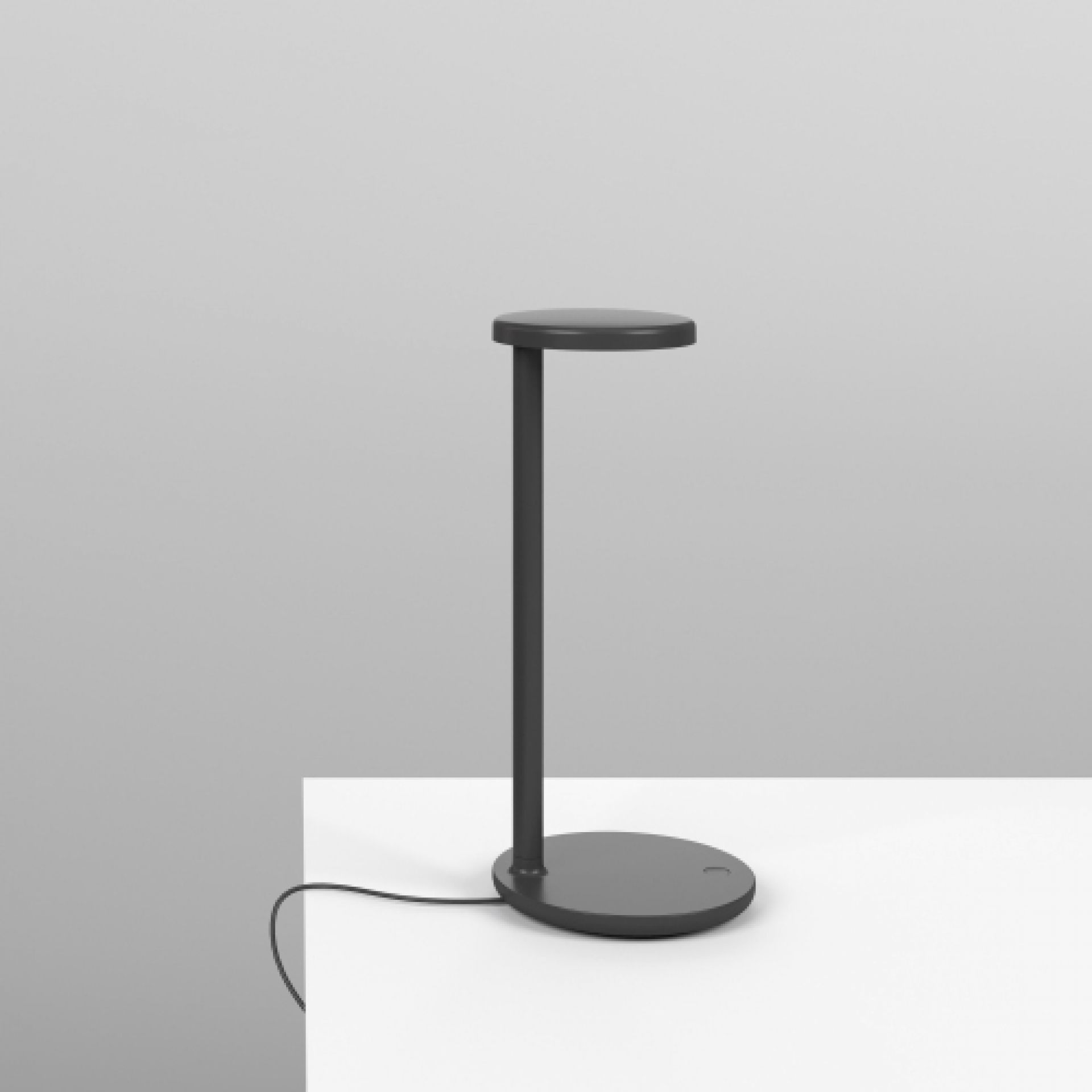 Oblique Qi Table lamp Flos