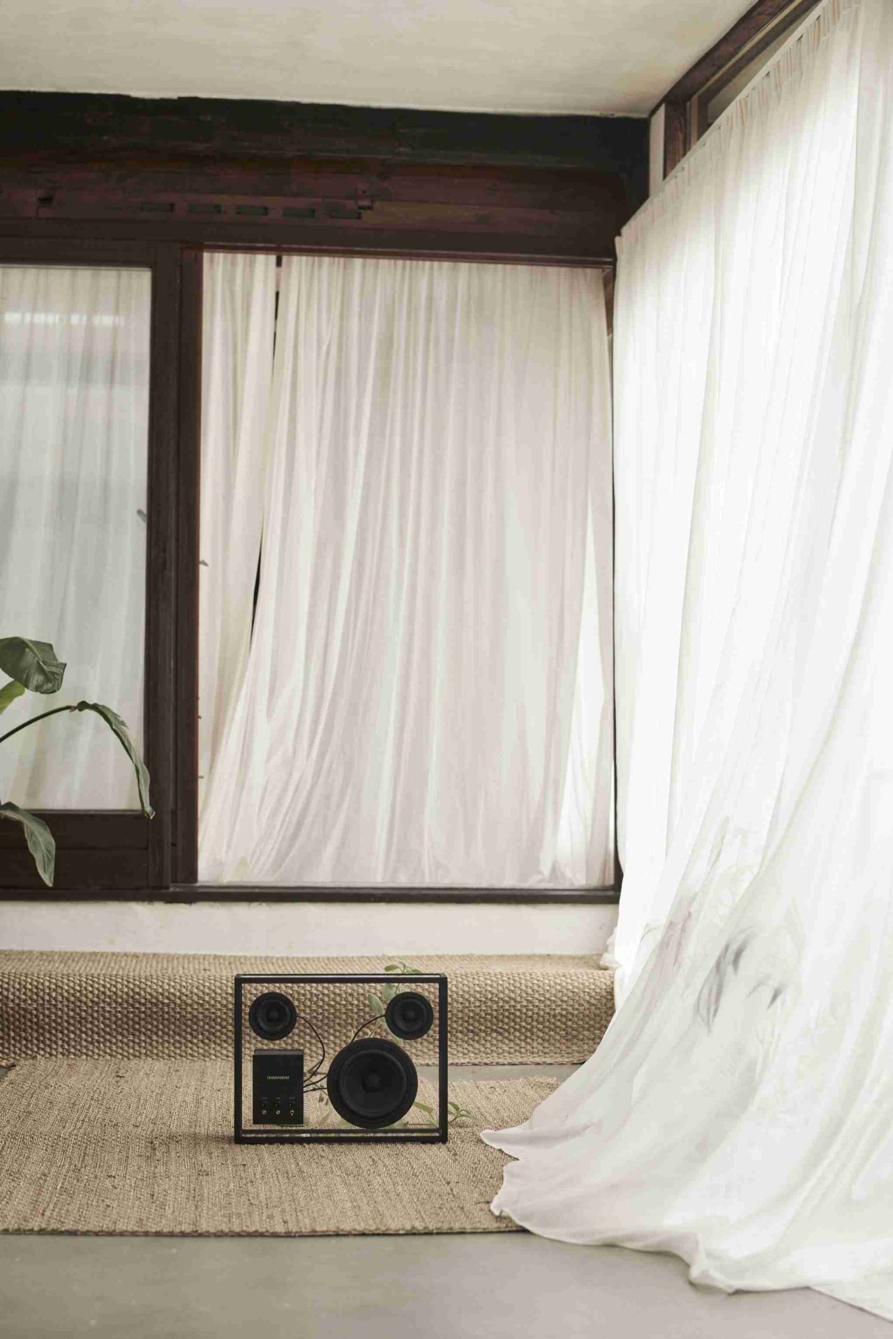 Transparent loudspeaker Transparent