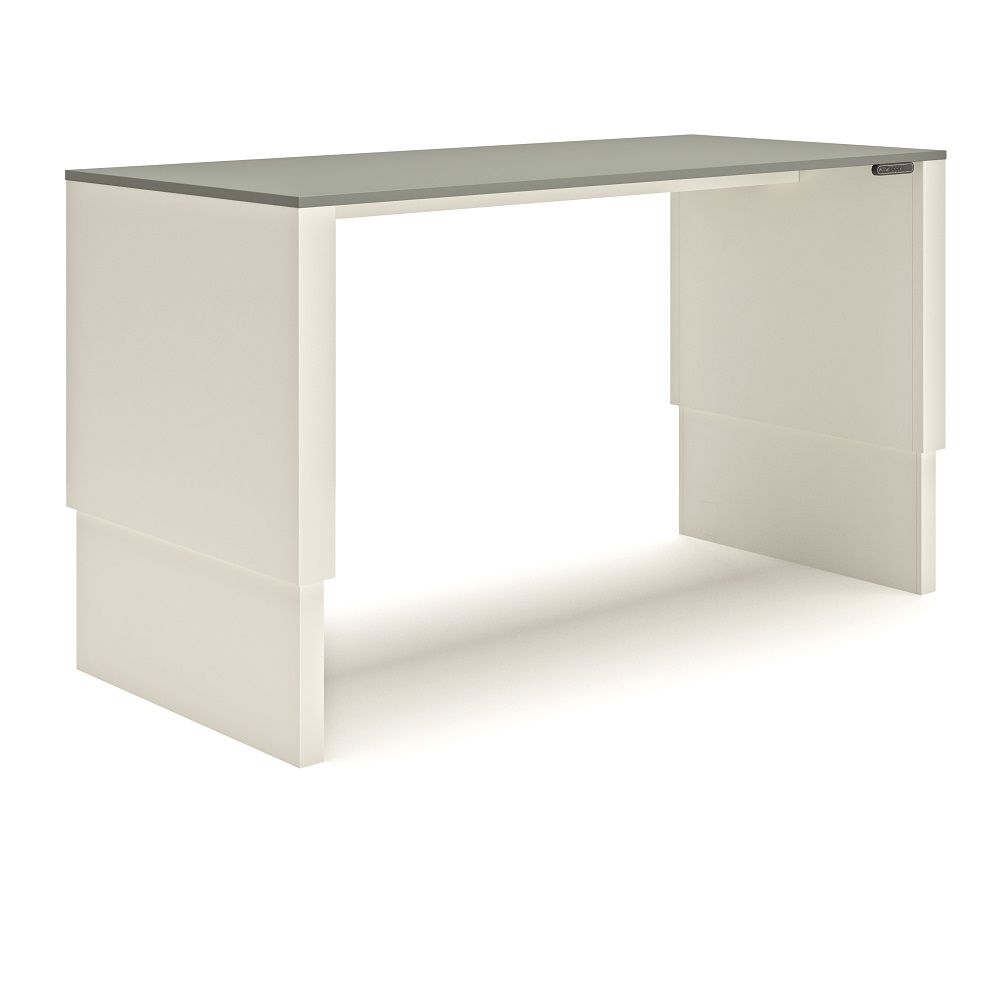 Freigestellter WORKSPACE Arbeitstisch von Müller Möbelfabrikation, höhenverstellbarer Schreibtisch mit grauer Tischplatte und beigen Tischbeinen.