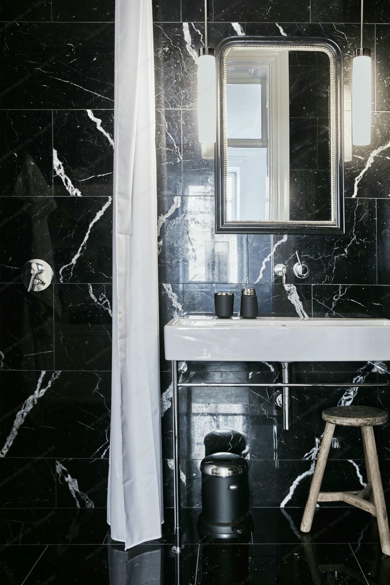 Schwarzes Marmorbad mit Vipp Zahnbürstenhalter, Seifenspender, Spiegel, Hocker und Mülleimer für stilvolle Badaccessoires.