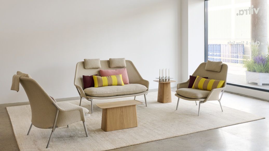 Vitra Slow Chair Sessel mit Stoffbezug in Beige und passenden Möbeln im Wohnzimmer.